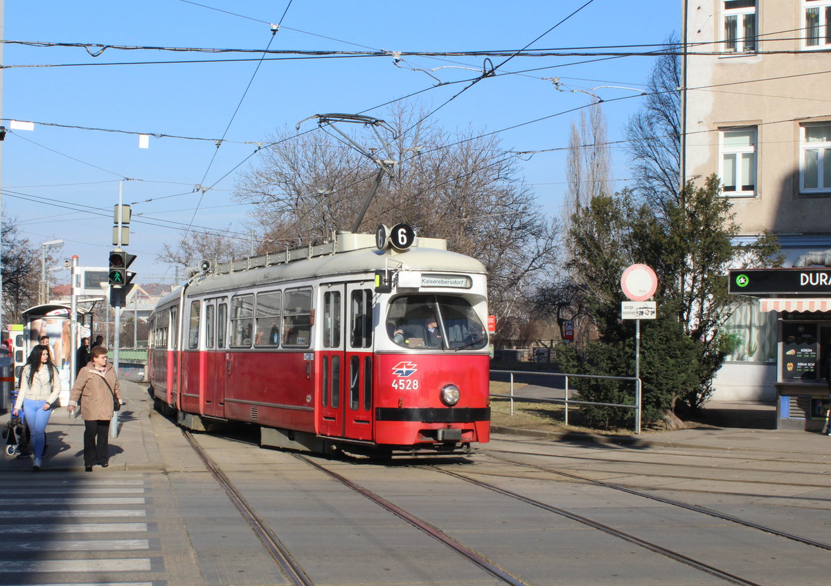 Wien Wiener Linien SL 6 (E1 4528) X, Favoriten, Quellenstraße / Knöllgasse am 15. Februar 2017.