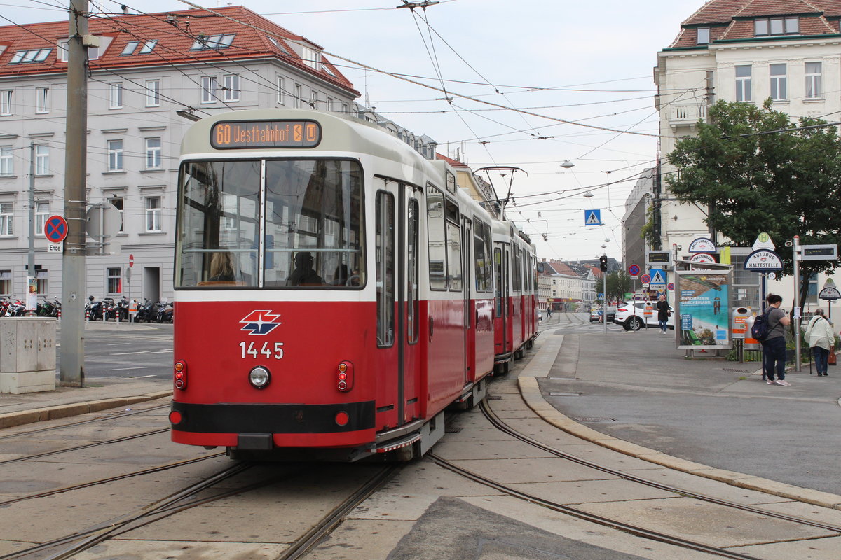 Wien Wiener Linien SL 60 (c5 1445 (Bombardier-Rotax 1979) + E2 4045 (SGP 1980)) XV, Rudolfsheim-Fünfhaus, Rudolfsheim, Mariahilfer Straße / Schwendergasse / Anschützgasse (Hst. Rudolfsheim, Anschützgasse) am 23. Juli 2018.
