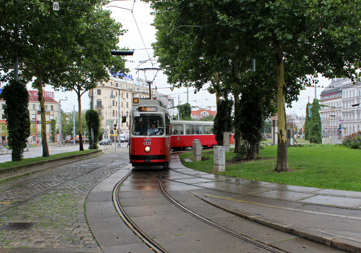 Wien Wiener Linien SL 60 (E2 4037 (SGP 1980) + c4 1437 (Bombardier-Rotax 1979)) VII, Neubau / XV, Rudolfsheim-Fünfhaus, Neubaugürtel / Europaplatz / Westbahnhof am 23. Juli 2018.