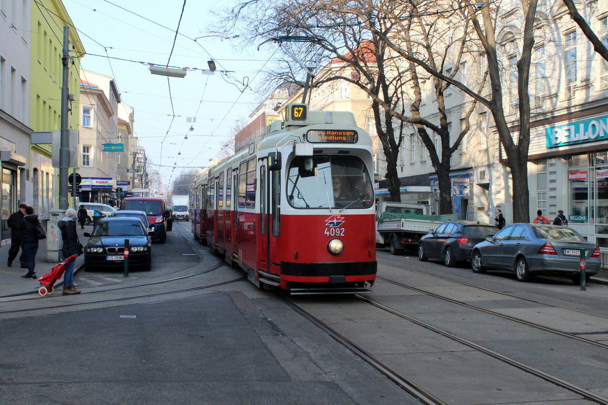 Wien Wiener Linien SL 67 (E2 4092 + c5 1492) X, Favoriten, Quellenstraße / Leibnizgasse am 13. Februar 2017.