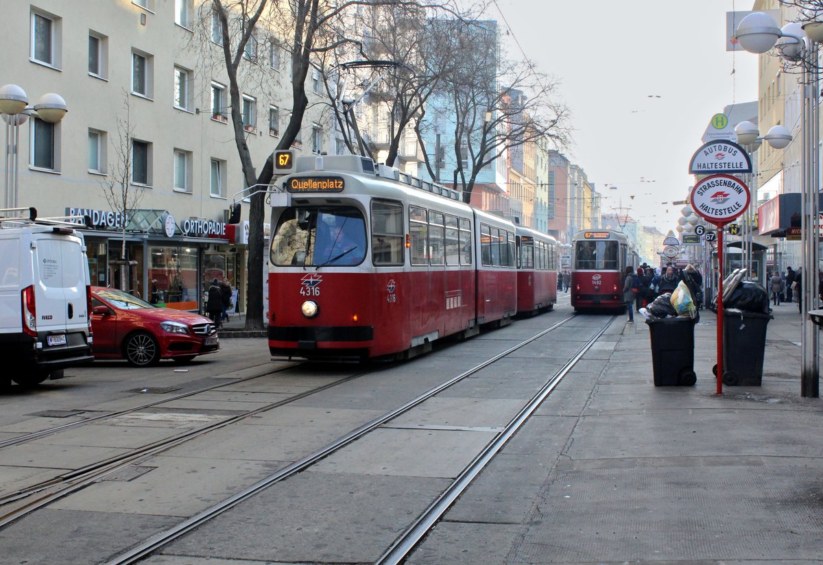 Wien Wiener Linien SL 67 (E2 4316) / SL 67 (c5 1492 + E2 4092) X, Favoriten, Quellenstraße am 13. Februar 2017.