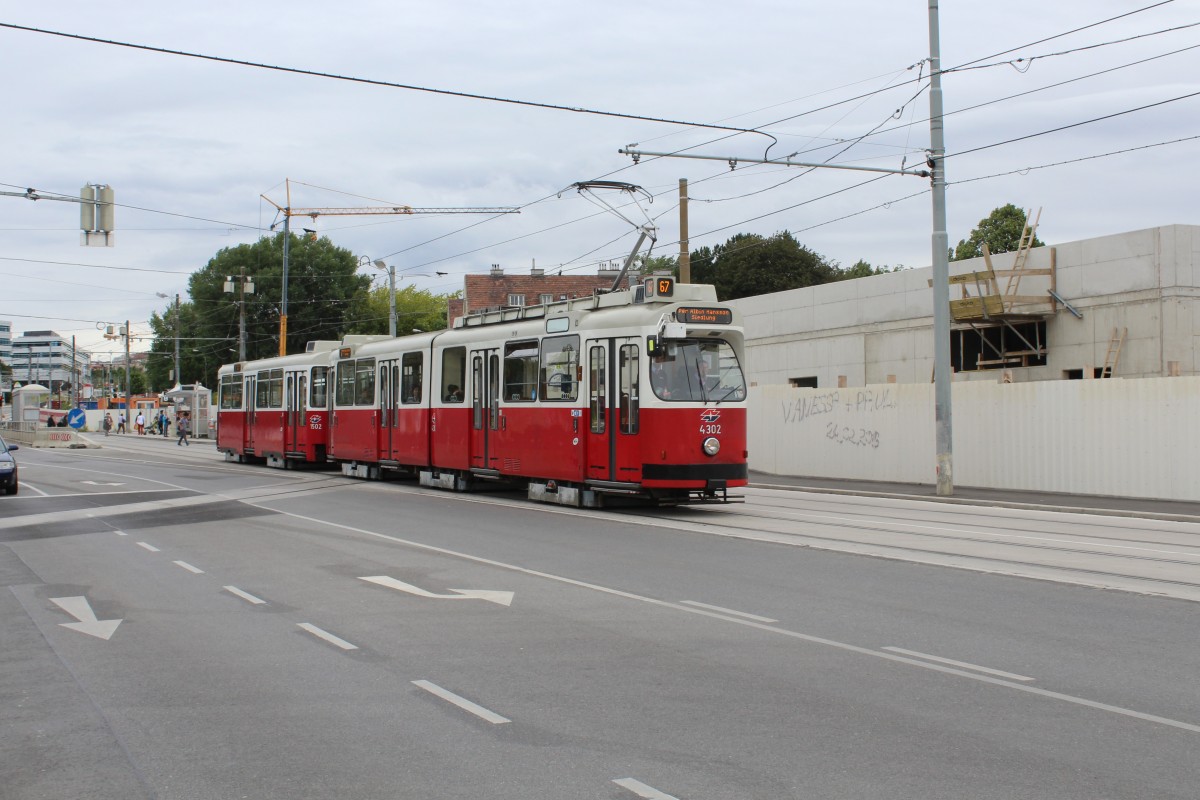 Wien Wiener Linien SL 67 (E2 4302) Alaudagasse / Per-Albin-Hansson-Siedlung am 9. Juli 2014.