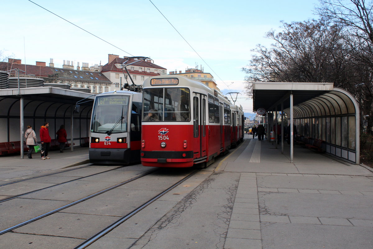 Wien Wiener Linien SL 67 (B 634 / c5 1504 + E2 4304) Favoriten (10. (X) Bezirk), Reumannplatz am 16. Februar 2016. - Jacob Reumann (1853 - 1925) war der erste sozialdemokratische Bürgermeister von Wien (1919 - 1923). Er machte sich große Bemühungen um den Wohnbau in Wien.