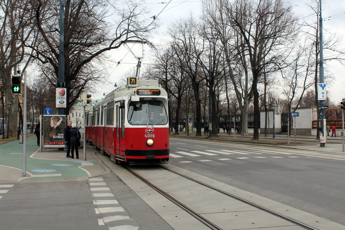 Wien Wiener Linien SL 71 (E2 4086) I, Innere Stadt, Burgring / Maria-Theresien-Platz am 19. Februar 2017.