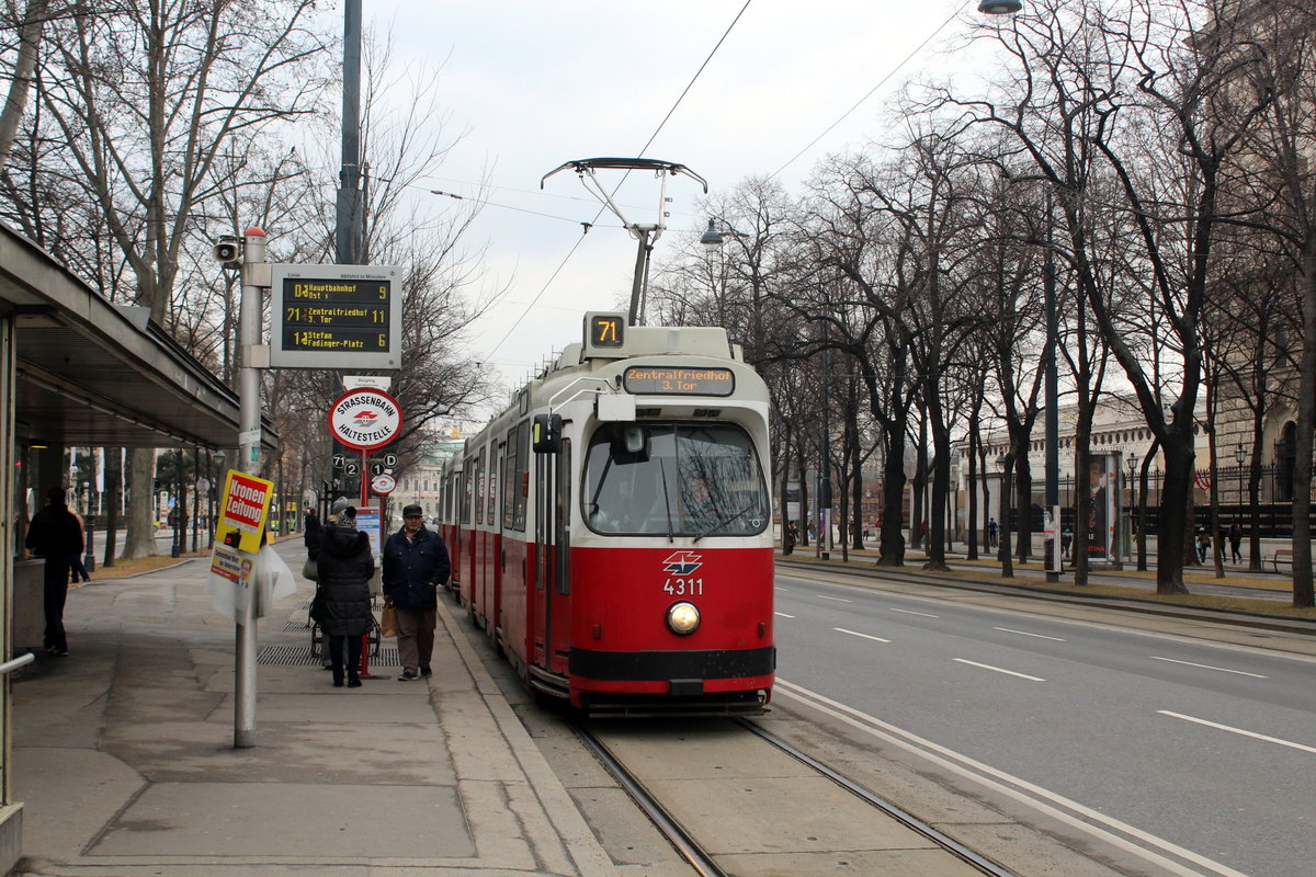 Wien Wiener Linien SL 71 (E2 4311 + c5 1511) I, Innere Stadt, Burgring / Babenbergerstraße (Hst. Burgring) am 19. Februar 2017.