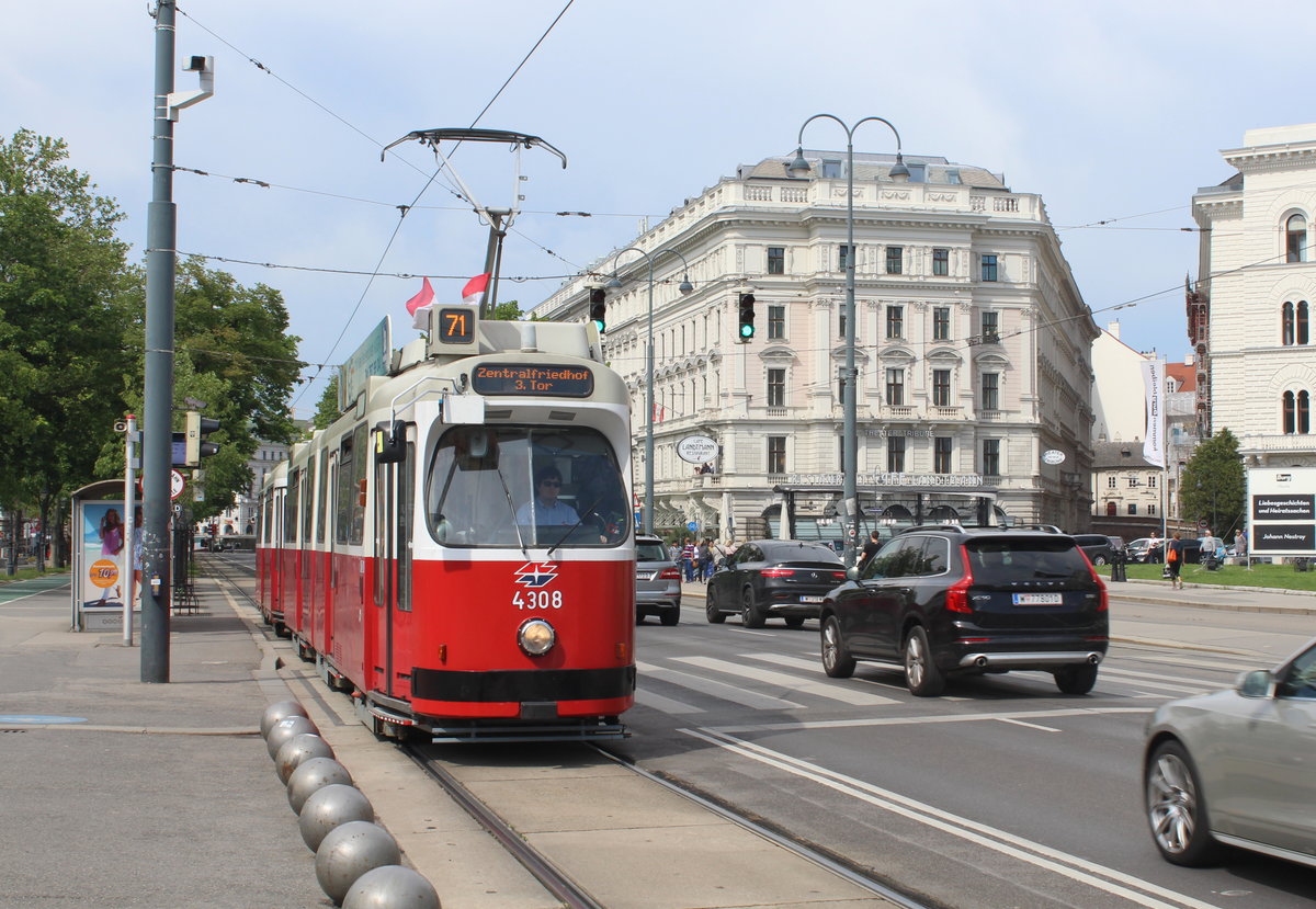 Wien Wiener Linien SL 71 (E2 4308 + c5) I, Innere Stadt, Universitätsring / Rathausplatz / Burgtheater am 13. Mai 2017.
