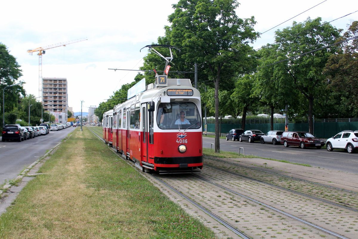 Wien Wiener Linien SL 71 (E2 4086 + c5 1486) XI, Simmering, Simmeringer Hauptstraße am 30. Juni 2017.