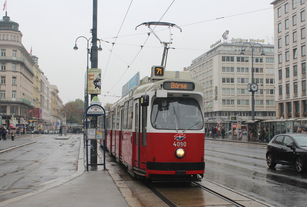 Wien Wiener Linien SL 71 (E2 4090 (SGP 1989)) I, Innere Stadt, Opernring am 21. Oktober 2017.
