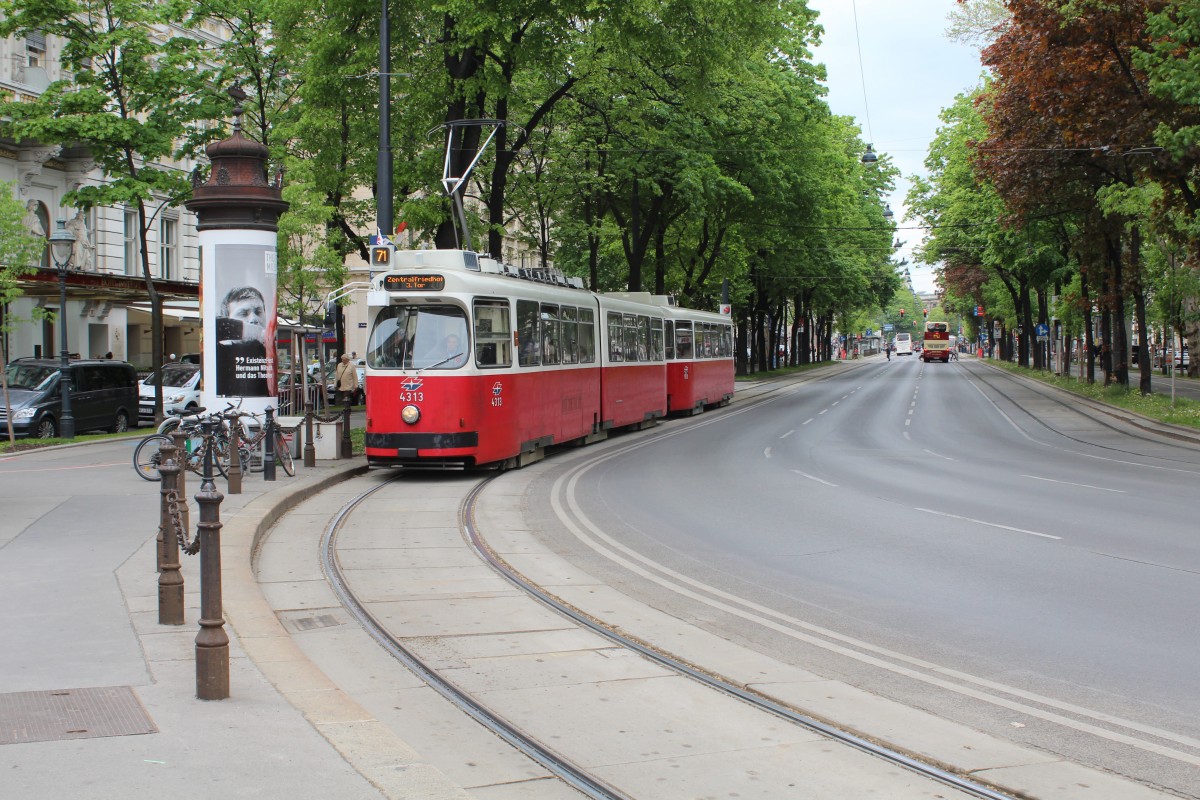 Wien Wiener Linien SL 71 (E2 4313 + c5 1513) Kärntner Ring am 1. Mai 2015.