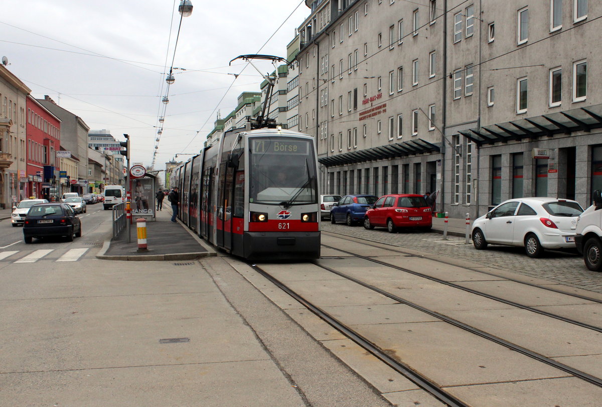 Wien Wiener Linien SL 71 (B 621) Simmering, Simmeringer Hauptstraße (Hst. Molitorgasse) am 15. Februar 2016.