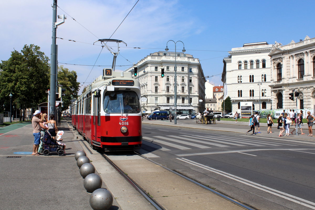 Wien Wiener Linien SL 71 (E2 4086) Innere Stadt (1. Bezirk), Universitätsring / Rathausplatz / Burgtheater am 26. Juli 2016.