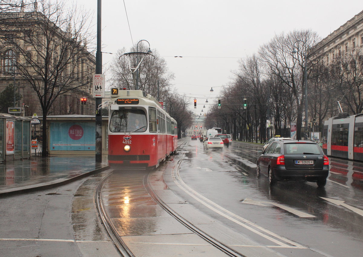 Wien Wiener Linien SL 71 (E2 4092) I, Innere Stadt, Burgring / Babenbergerstraße am 19. Februar 2016.