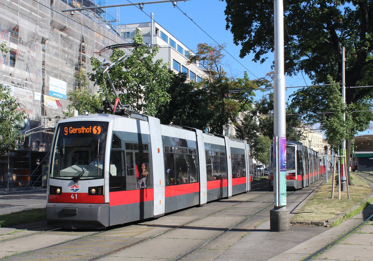 Wien Wiener Linien SL 9 (A 41) Neubaugürtel / Emil-Maurer-Platz am 30. Juni 2017.