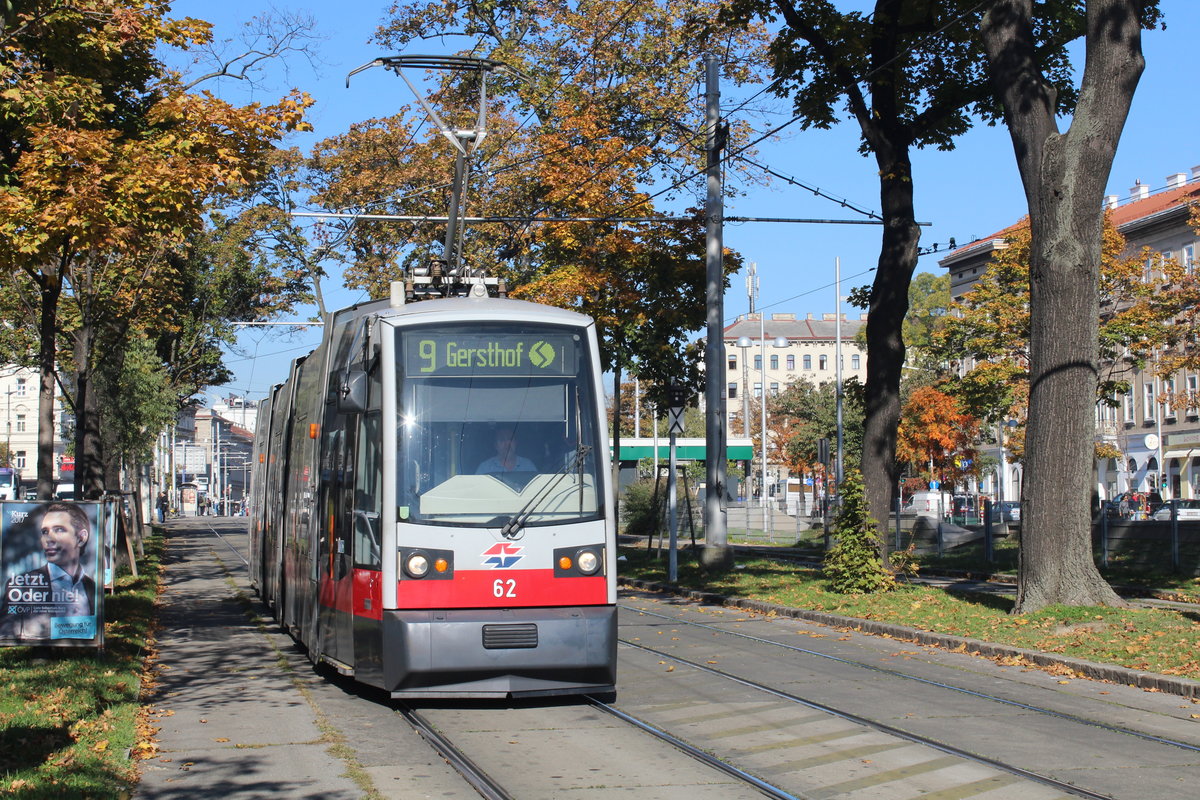 Wien Wiener Linien SL 9 (A1 62) XV, Rudolfsheim-Fünfhaus, Neubaugürtel am 16. Oktober 2017. - Der Zug fährt in Richtung Westbahnhof.