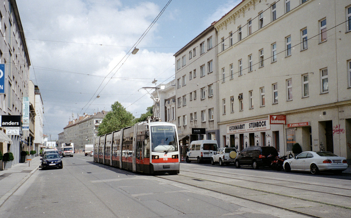 Wien Wiener Linien SL D (B 610) XIX, Döbling, Heiligenstädter Straße am 4. August 2010. - Scan von einem Farbnegativ. Film: Kodak FB 200-7. Kamera: Leica C2.