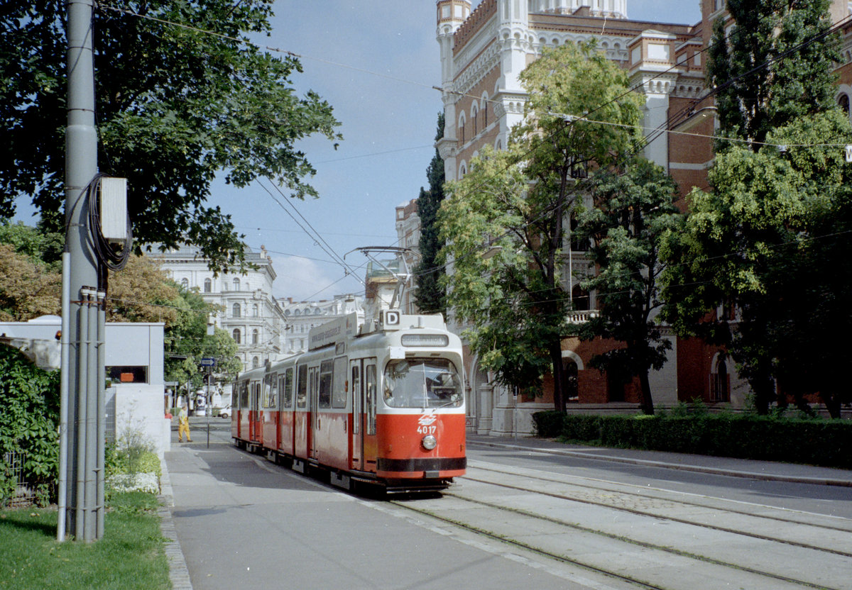 Wien Wiener Linien SL D (E2 4017 + c5 1417) IX, Schlickplatz / Börsegasse am 4. August 2010. - Scan von einem Farbnegativ. Film: Kodak 200-8. Kamera: Leica C2.