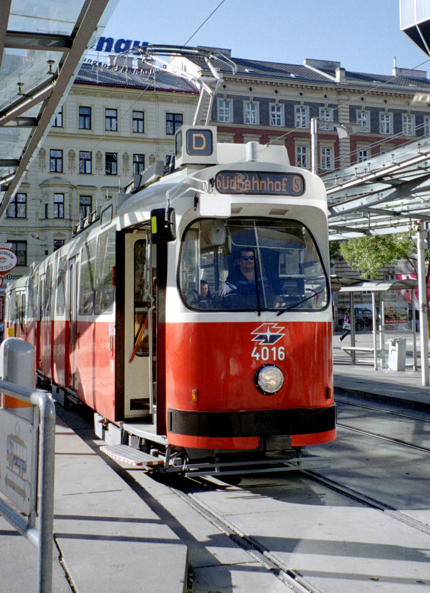 Wien Wiener Linien SL D (E2 4016) IX, Alsergrund, Julius-Tandler-Platz (Hst. Franz-Josefs-Bahnhof) am 21. Oktober 2010. - Scan eines Farbnegativs. Film: Kodak Advantix 200-2. Kamera: Leica C2.