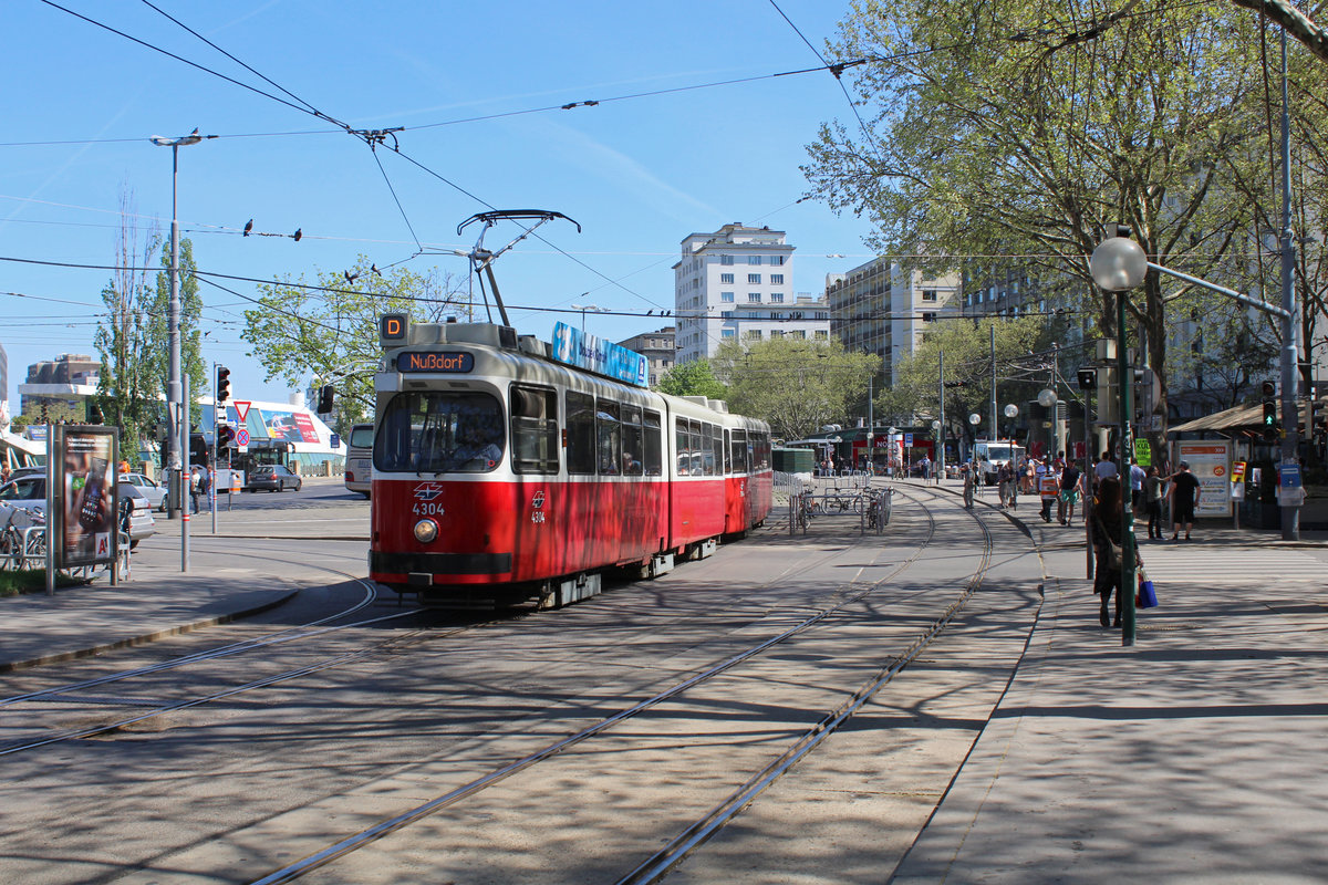 Wien Wiener Linien SL D (E2 4304 + c5 1504) I, Innere Stadt, Franz-Josefs-Kai / Marienbrücke / Rotenturmstraße am 21. April 2018.