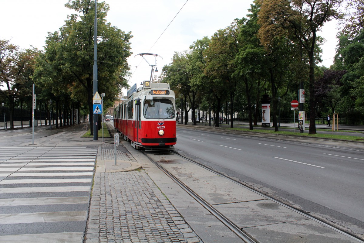 Wien Wiener Linien SL D (E2 4029) Universitätsring / Josef-Meinrad-Platz / Volksgarten am 11. Juli 2014.