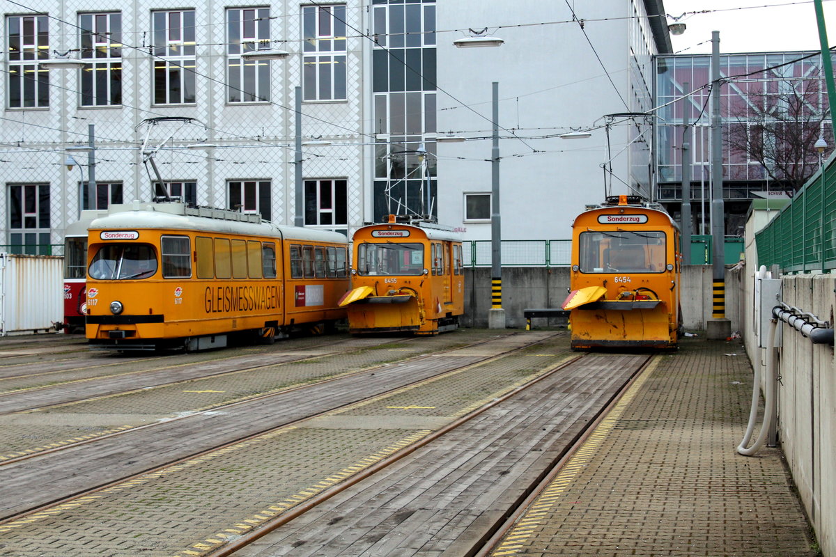 Wien Wiener Linien Straßenbahnbetriebsbahnhof Favoriten am 16. Februar 2016: ATw EM 6117 (ex-E1 4700), LH 6455 und LH 6454.