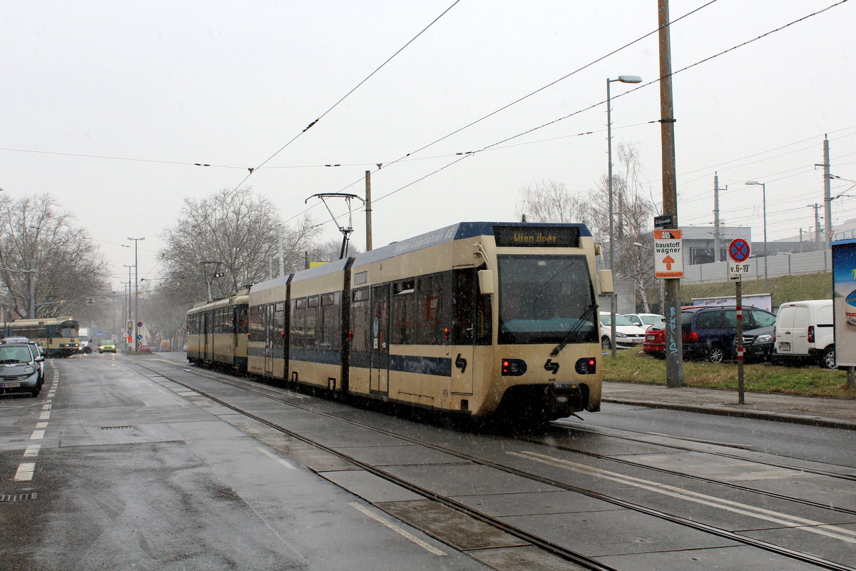Wien Wiener Lokalbahnen (WLB) Tw 409 + Tw 124 XII, Meidling, Eichenstraße am 17. März 2018.