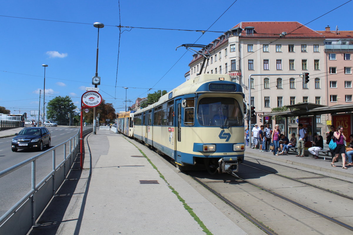 Wien Wiener Lokalbahnen (WLB) Tw 109 an der Hst. Bahnhof Meidling in der Eichenstraße (im 12. Bezirk Meidling). Datum: 25. Juli 2018.