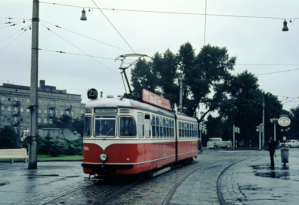 Wien Wiener Stadtwerke-Verkehrsbetriebe (WVB) SL 231 (F 704 (SGP 1963)) XX, Brigittenau, Friedrich-Engels-Platz / Floridsdorfer Brücke am 26. August 1969. - Scan eines Diapositivs.
