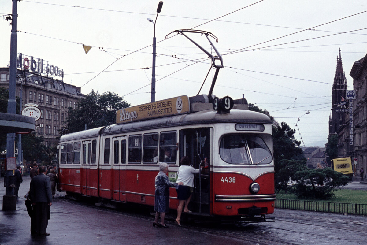 Wien Wiener Stadtwerke-Verkehrsbetriebe (WVB) SL 9 (E 4436 (Lohnerwerke 1963)) Mariahilfer Gürtel / Mariahilfer Straße / Westbahnhof am 18. Juli 1974. - Scan eines Diapositivs. Film: AGFA CT 18. Kamera: Minolta SRT-101.