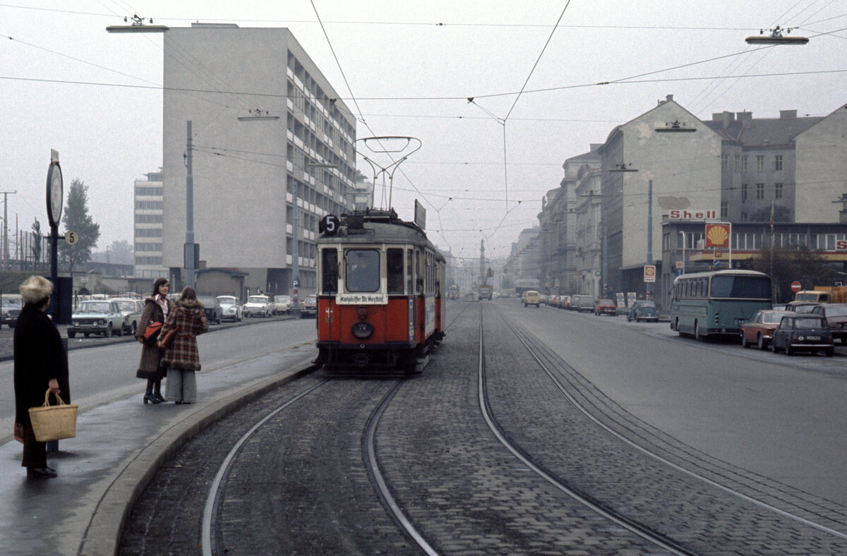 Wien Wiener Stadtwerke-Verkehrsbetriebe (WVB) SL 5 (M+m) II, Leopoldstadt, Nordbahnstraße am 3. November 1975. - Scan eines Diapositivs. Kamera: Minolta SRT-101.