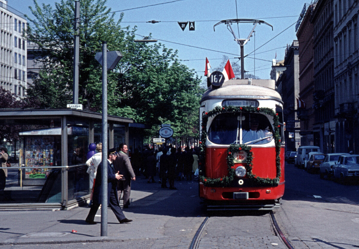 Wien Wiener Stadtwerke-Verkehrsbetriebe (WVB) SL 167 (E1) I, Innere Stadt, Kärntner Ring / Kärntner Straße / Staatsoper am 1. Mai 1976. - Scan eines Diapositivs. Kamera: Leica CL.