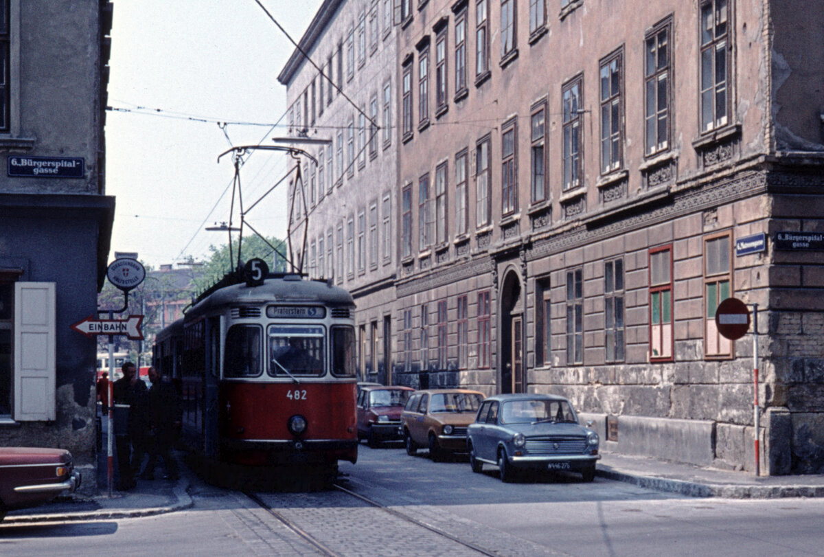 Wien Wiener Stadtwerke-Verkehrsbetriebe (WVB) SL 5 (L3 482 (Lohnerwerke 1958; Umbau aus L2 2559)) VI, Mariahilf, Matrosengasse / Bürgerspitalgasse am 3. Mai 1976. - Scan eines Diapositivs. Kamera: Leica CL.