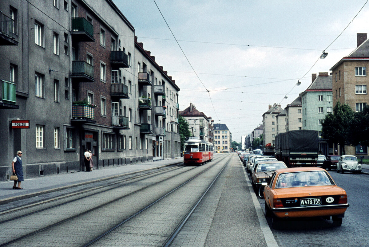 Wien Wiener Stadtwerke (WVB) SL B (E1 4742 (SGP 1974)) XXII, Donaustadt, Kaisermühlen, Schüttaustraße im Juli 1977. - Scan eines Diapositivs. Kamera: Leica CL.