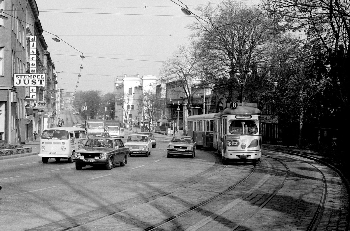 Wien Wiener Statdtwerke-Verkehrsbetriebe (WVB) SL 8 (E1 4803 + c4 1352) Währing, Währinger Gürtel am 3. November 1976. - Der Triebwagen E1 4803 wurde 1973 von SGP geliefert, während der von Rotax hergestellte Beiwagen c4 1352 im Jahre 1976 in Betrieb kam. - Von 1975 bis 1984 warb E1 4803 für die Fruchtsaft Spitz. - Im Hintergrund sieht man die Stadtbahnstation Währinger Straße, die 1898 gebaut wurde. Die Station wird heute von der U6 bedient. - Scan von einem S/W-Negativ. Film: Ilford FP 4. Kamera: Minolta SRT-101.