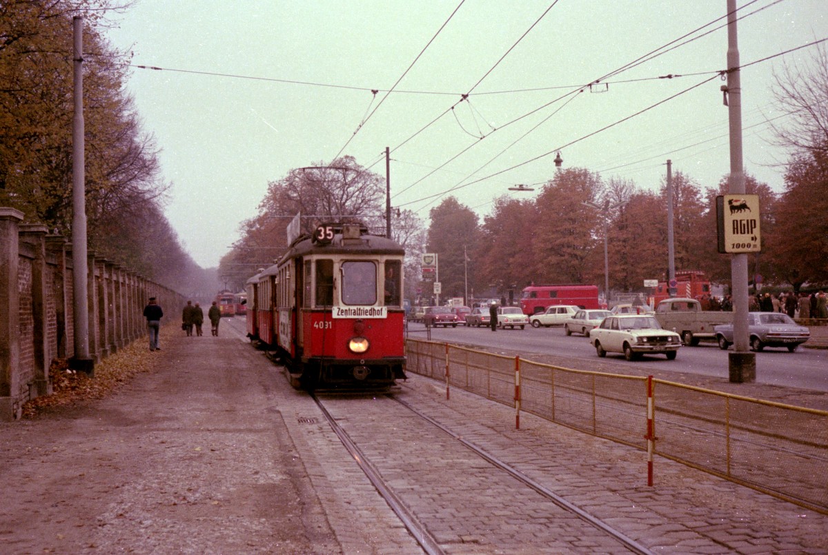 Wien Wiener Verkehrsbetriebe Allerheiligenverkehr 1975: Ein Zug der SL 35 (M 4091 + m + m) nähert sich am 1. November 1975 der Haltestelle am 2. Tor des Zentralfriedhofs. Scan von einem Farbnegativ. Film: Kodacolor II. Kamera: Kodak Retina Automatic II.