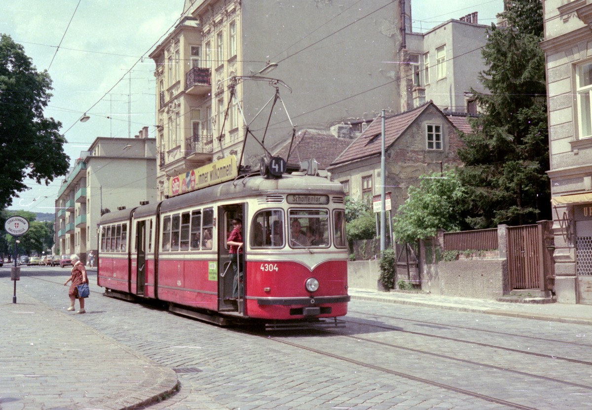 Wien Wiener Verkehrsbetriebe SL 41 (D1 4304, Gräf&Stift 1959) Pötzleinsdorfer Straße im Juli 1975. - Scan von einem Farbnegativ. Film: Kodacolor II. Kamera: Kodak Retina Automatic II.