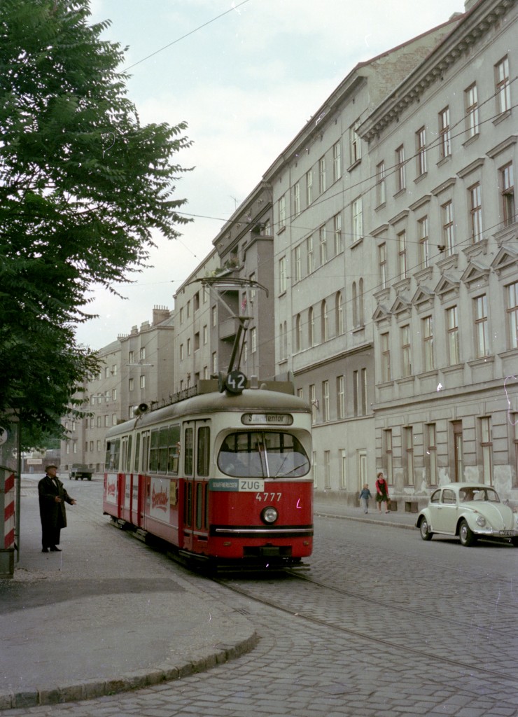 Wien Wiener Verkehrsbetriebe SL 42 (E1 4777) Antonigasse am 21. Juli 1974. - Der von SPG 1972 gebaute E1 4777 wurde am 8. September 2014 ausgemustert. -Scan von einem Farbnegativ. Film: Kodacolor II. Kamera: Kodak Retina Automatic II.