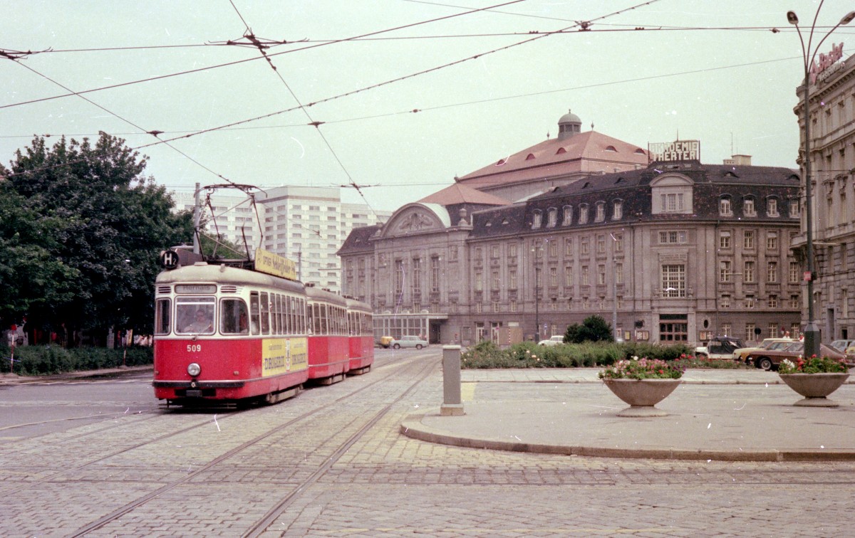 Wien Wiener Verkehrsbetriebe SL H2 (L 509 (ex L4 509, SGP 1960) + l3 + l3) Schwarzenbergplatz im Juli 1975. - Scan von einem Farbnegativ. Film: Kodacolor II. Kamera: Kodak Retina Automatic II.