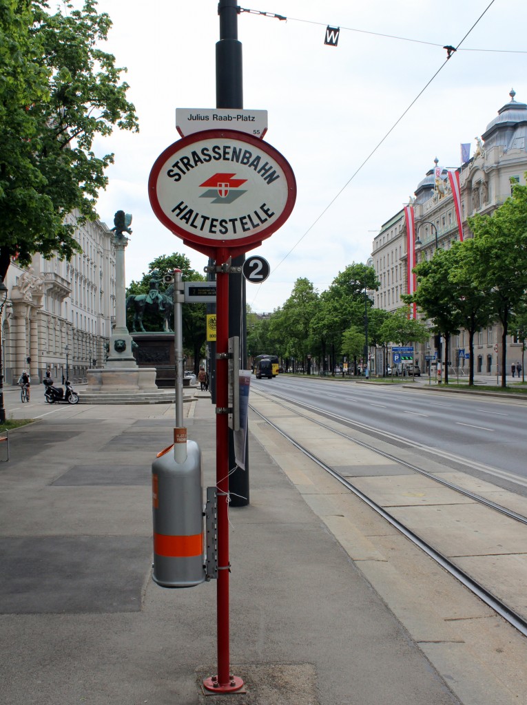 Wien WL Strassenbahnhaltestelle für die Linie 2 JuliusRaabPlatz