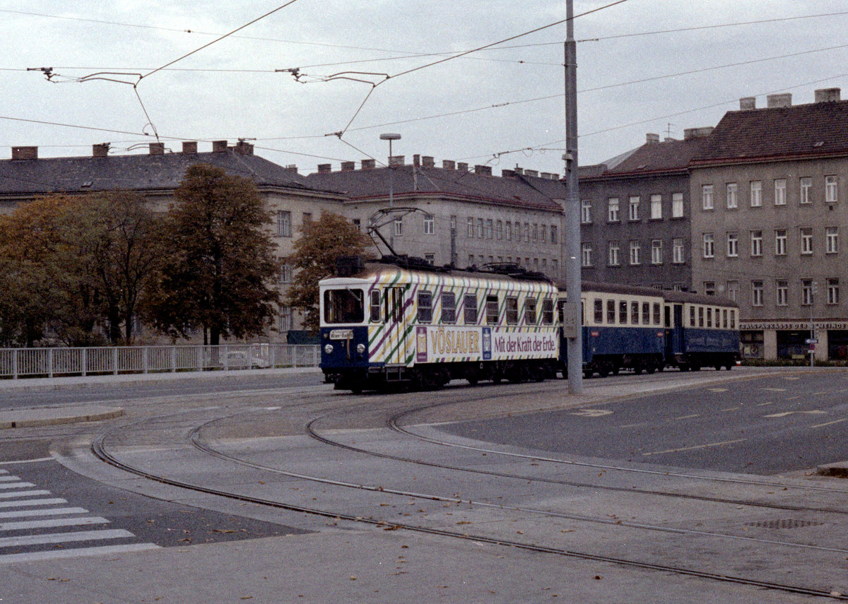 Wien WLB Zug nach Baden (Tw 7) XII, Meidling, Philadelphiabrücke im Oktober 1979. - Scan von einem Farbnegativ. Film: Kodak Kodacolor II (Safety Film 5075). Kamera: Minolta SRT-101.