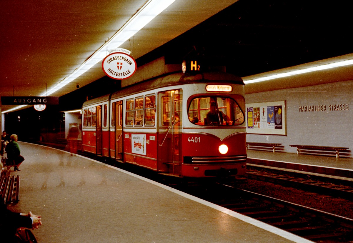 Wien WVB: Der GT6 E 4401 (Lohner 1959) als SL H2 hält am Abend des 17. Juni 1971 an der Haltestelle Mariahilfer Straße auf der U-Strab-Strecke Sezession - Landesgerichtsstraße. Die Strecke, die im Oktober 1966 eröffnet wurde und von den Zweierlinien, d.h. von den Straßenbahnlinien E2, G2 und H2, benutzt wurde, stellte man 1979 - 1980 auf U-Bahnbetrieb um. Heute fährt hier die U2, und die Haltestelle heißt Museumsquartier. - Scan von einem Farbnegativ. Film: Kodacolor X. Kamera: Kodak Retina Automatic II.
