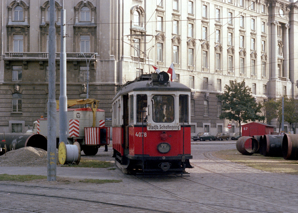 Wien WVB: Museumstriebwagen M 4078 als SL 78 (Rekonstruktion) Julius-Raab-Platz (I, Innere Stadt) am 14. Oktober 1979. An diesem Tag gab es eine Straßenbahnsonderfahrt mit der Garnitur M 4078 + k4 3774 + k2 3487 für österreichische und dänische Straßenbahnfreunde. - Scan von einem Farbnegativ. Film: Kodacolor II. Kamera: Minolta SRT-101.