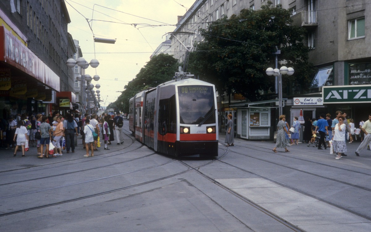 Wien WVB: SGP/Elin-Versuchswagen Quellenstrasse / Favoritenstrasse im August 1994.