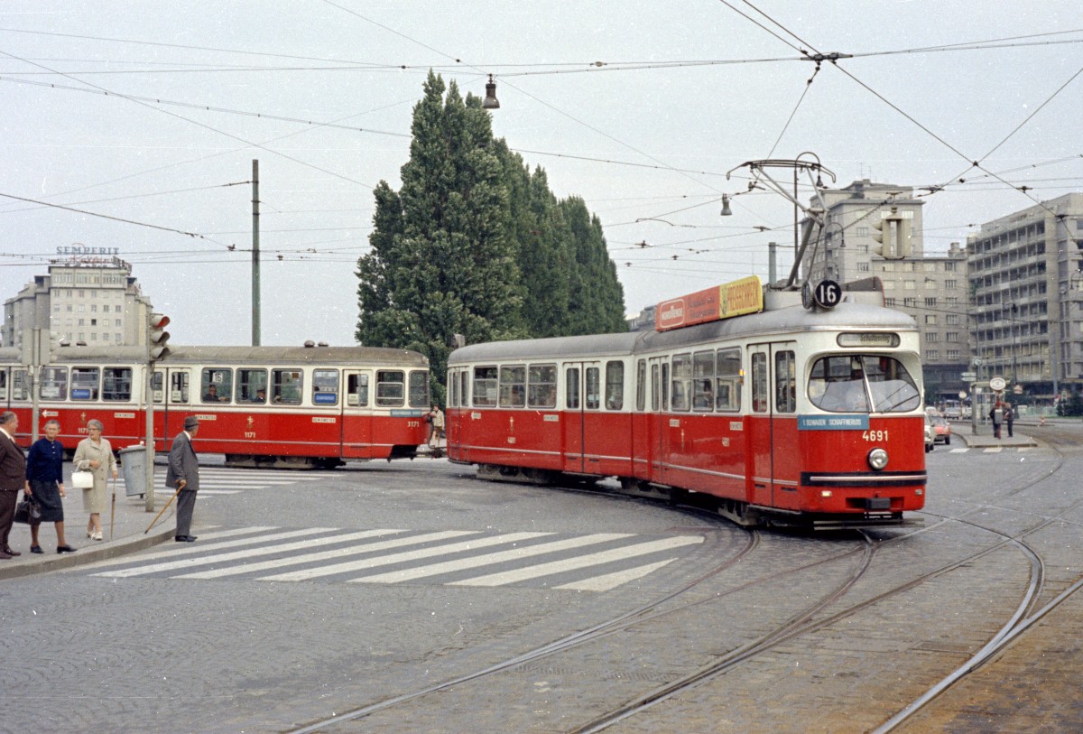 Wien WVB SL 16 (E1 4691 + c2 1171) Franz-Josefs-Kai am 25. August 1969. - Scan von einem Farbnegativ.