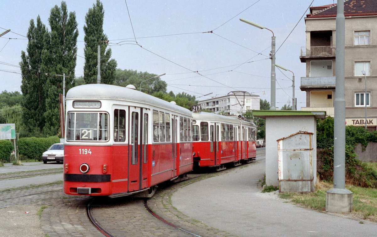 Wien WVB SL 21 (c3 1194 (Lohnerwerke 1960)) II, Leopoldstadt, Wehlistraße (Endstation Stadlauer Brücke) im Juli 1992. - Scan von einem Farbnegativ. Film: Kodak Gold 200. Kamera: Minolta XG-1.