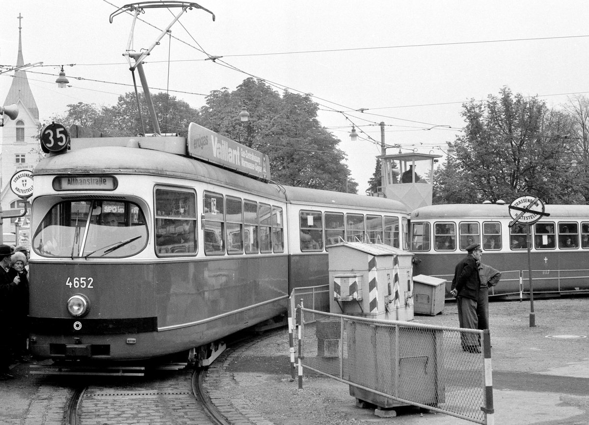 Wien WVB SL 35 (E1 4652 + c3 1117) Simmering, Zentralfriedhof 3. Tor am 1. November 1976. - Während M+m+m-Garnituren noch zu Allerheiligen im Vorjahr die SL 35 bedient hatten, fuhren am 1. November 1976 die modernen Gelenktriebwagen des Typs E1 mit Großraumbeiwagen der Typen c2 oder c3 auf der Linie. Linie 35 fuhr ab 1907 bis 2000 einmal im Jahr und zwar zu Allerheiligen, d.h. am 1. November, zwischen Althanstraße im 9. Bezirk (Alsergrund) und dem Zentralfriedhof. - Scan von einem S/W-Negativ. Film: Ilford FP 4. Kamera: Minolta SRT-101. 