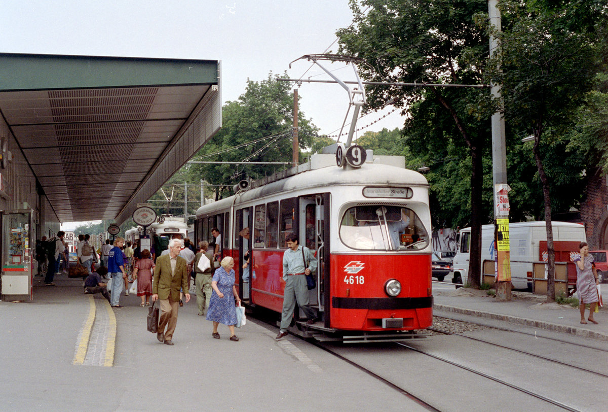 Wien WVB SL 9 (E 4618 (< 4458, SGP 1962, Umnumeriert 1964) Hst. Westbahnhof im Juli 1992. - Scan von einem Farbnegativ. Film: Kodak Gold 200. Kamera: Minolta XG-1. 