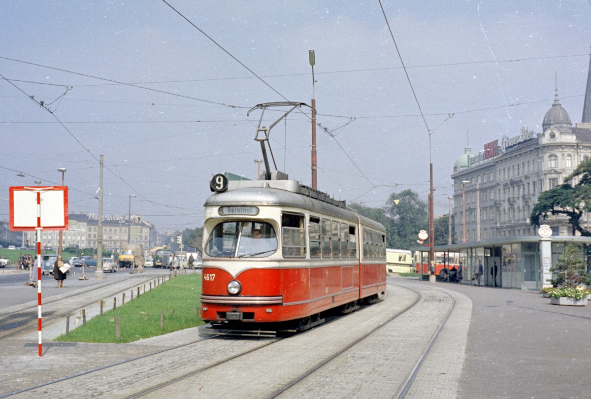Wien WVB SL 9 (SGP E 4617) Mariahilfer Gürtel / Mariahilfer Straße / Westbahnhof am 1. September 1969. - Scan von einem Farbnegativ.