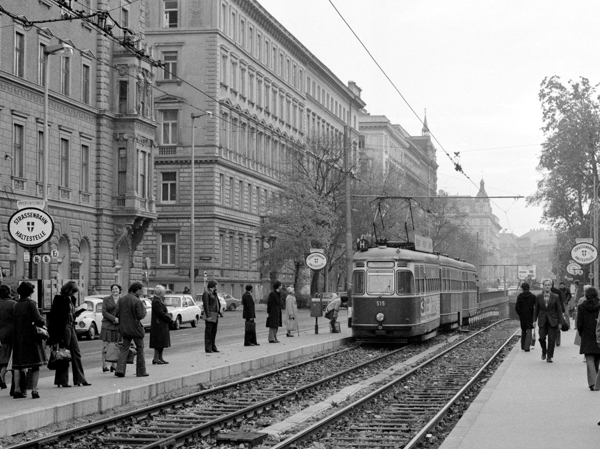 Wien WVB SL H2 (L 515 + l + l) Landesgerichtsstraße / Universitätsstraße / Alserstraße am 3. November 1976. - L 515 wurde 1960 als L4 515 von der SGP geliefert. - Um mehr Platz für den Autoverkehr zu machen, wurde die Straßenbahnstrecke von der Friedrichstraße (Sezession) über Getreidemarkt, Messeplatz (heute: Museumsplatz), Museumstraße, Auerspergstraße und Landesgerichtsstraße bis zur Alserstraße untertunnelt. Die Bauarbeiten begannen am 22. November 1963; am 8. Oktober 1966 erfolgte die Eröffnung. Die neue USTRAB-Strecke wurde von den sogenannten Zweierlinien, den Straßenbahnlinien E2, G2 und H2, bis zum 28. Juni 1980 benutzt. - 1979 hatte man damit angefangen, die Strecke unter Aufrechterhaltung des Straßenbahnbetriebes auf U-Bahnbetrieb zu adaptieren, einige Änderungen waren aber erst nach der Einstellung des Straßenbahnbetriebes auf der Tunnelstrecke möglich. Deshalb wurden die drei Zweierlinien schon am 28. Juni 1980 eingestellt, d.h. zwei  Monate, bevor die Züge der U2 am 30. August 1980 ihren Betrieb zwischen Karlsplatz und Schottenring beginnen konnten. - Scan von einem S/W-Negativ. Film: Ilford FP 4. Kamera: Minolta SRT-101. 