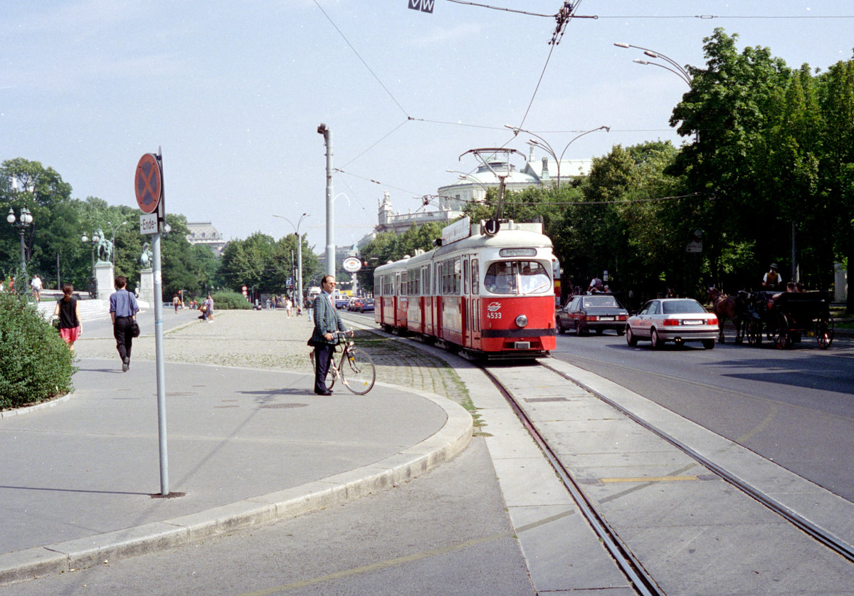 Wien WVB SL J (E1 4533 (Bombardier-Rotax 1973)) I, Innere Stadt, Dr.-Karl-Renner-Ring / Parlament im August 1994. - Scan von einem Farbnegativ. Film: Kodak Gold 200. Kamera: Minolta XG-1.