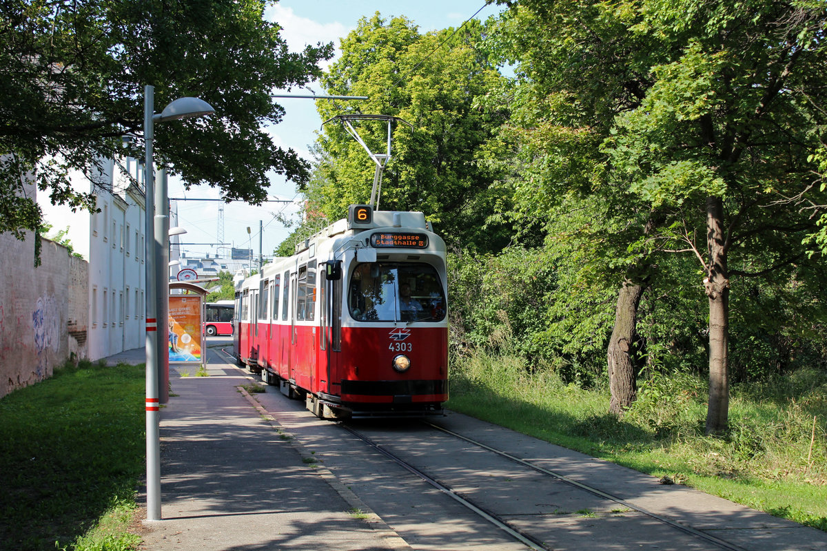Wiener Linien SL 6 (E2 4303 + c5 1503 (Bombardier-Rotax 1978 bzw. 1989)) XI, Simmering, Kaiserebersdorf (Endstation, Einstieg) am 31. Juli 2018.